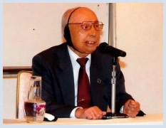 Yoshida speaking before high school students, 2008